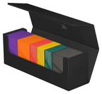 Schwarze Ultimate Guard Arkhive 400+ Box mit bunten Deck Boxen für Kartenaufbewahrung.