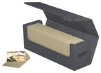 Ultimate Guard Arkhive 400+ XenoSkin Grau, geöffnet, mit Kartenstapel und Deck Boxen, ideal für Kartensammler.