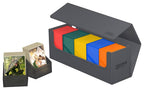 Ultimate Guard Arkhive 400+ XenoSkin Grau mit bunten Deck Boxen und Kartenstapeln.