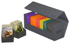 Ultimate Guard Arkhive 400+ XenoSkin Grau mit bunten Deck Boxen und Karten.