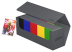 Ultimate Guard Arkhive 400+ XenoSkin Grau, geöffnet, mit Karten und Deck Boxen, Goblin-Karte daneben.