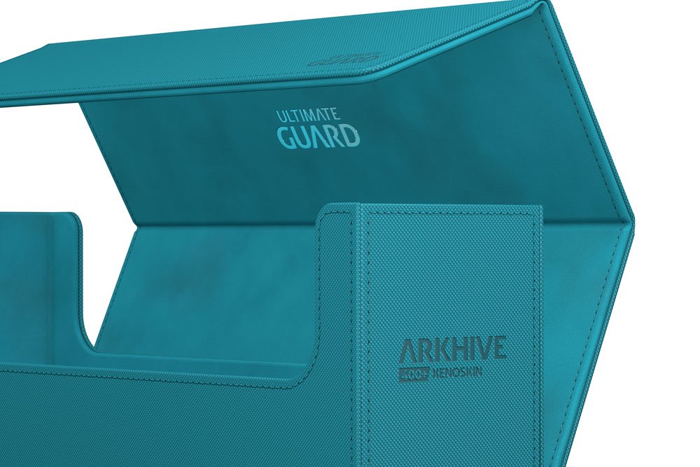 Petrolblauer Ultimate Guard Arkhive 400+ XenoSkin für Kartenaufbewahrung, geöffnet, mit Logo sichtbar.