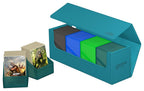 Petrolblaues Ultimate Guard Arkhive 400+ für Kartenaufbewahrung, mit offenen Deck Boxen und Kartenstapeln.