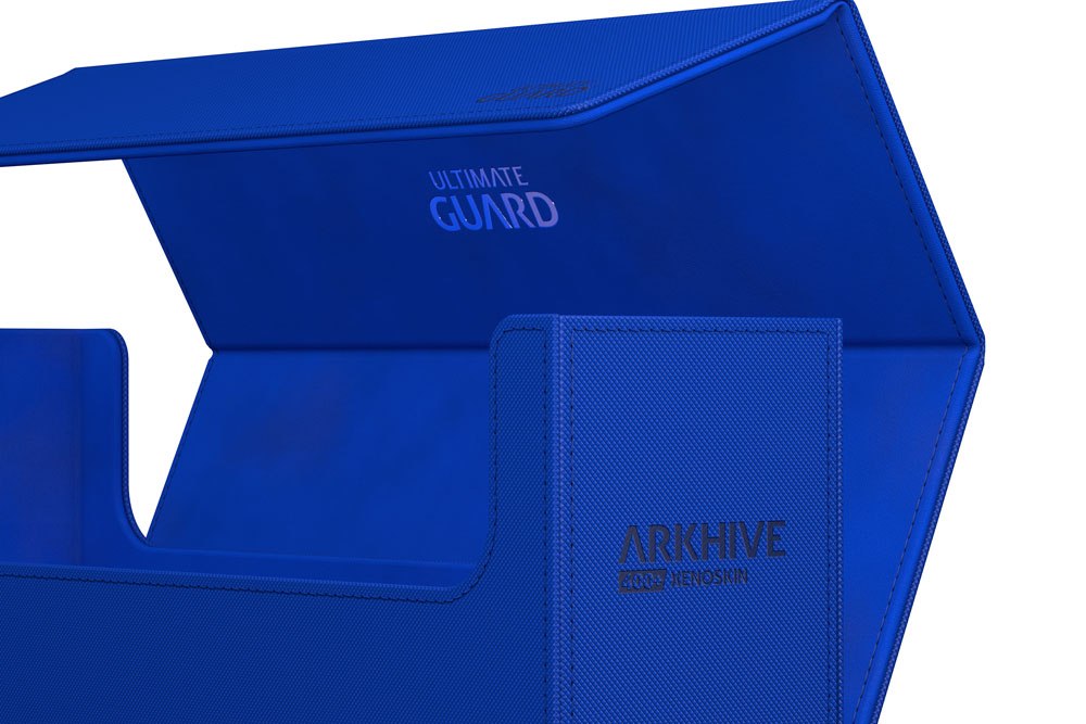 Blaues Ultimate Guard Arkhive 400+ XenoSkin für Kartenaufbewahrung, geöffnet mit sichtbarem Innenraum.