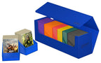 Blaue Ultimate Guard Arkhive 400+ Box mit Karten und bunten Deckboxen.