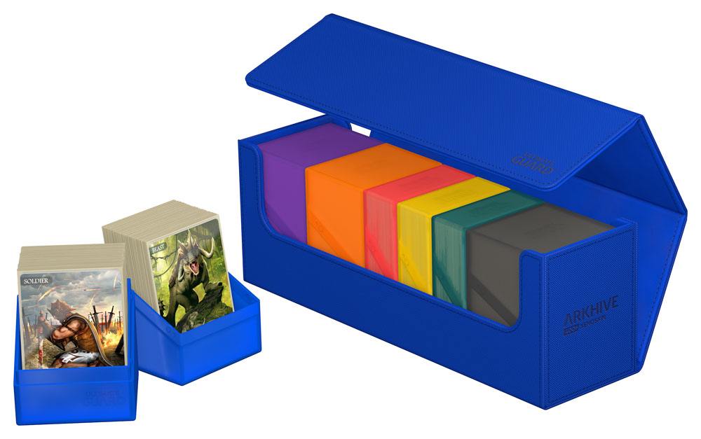 Blaue Ultimate Guard Arkhive 400+ Box mit Karten und bunten Deckboxen.