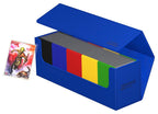Blaue Ultimate Guard Arkhive 400+ Box mit Karten, daneben eine Goblin-Karte.