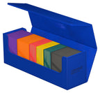 Ultimate Guard Arkhive 400+ XenoSkin Blau mit bunten Deck Boxen, ideal für Kartenaufbewahrung.