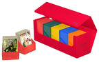 Rote Ultimate Guard Arkhive 400+ XenoSkin Box mit bunten Deckboxen und Karten.