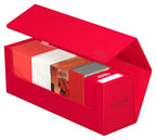 Rote Ultimate Guard Arkhive 400+ XenoSkin Box, offen mit Karten und Deck Boxen gefüllt.
