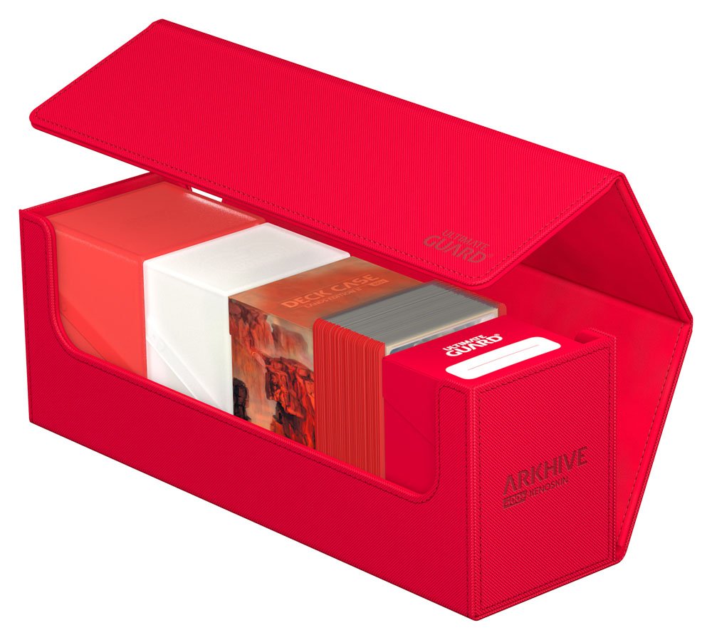 Rote Ultimate Guard Arkhive 400+ XenoSkin Box, offen mit Karten und Deck Boxen gefüllt.