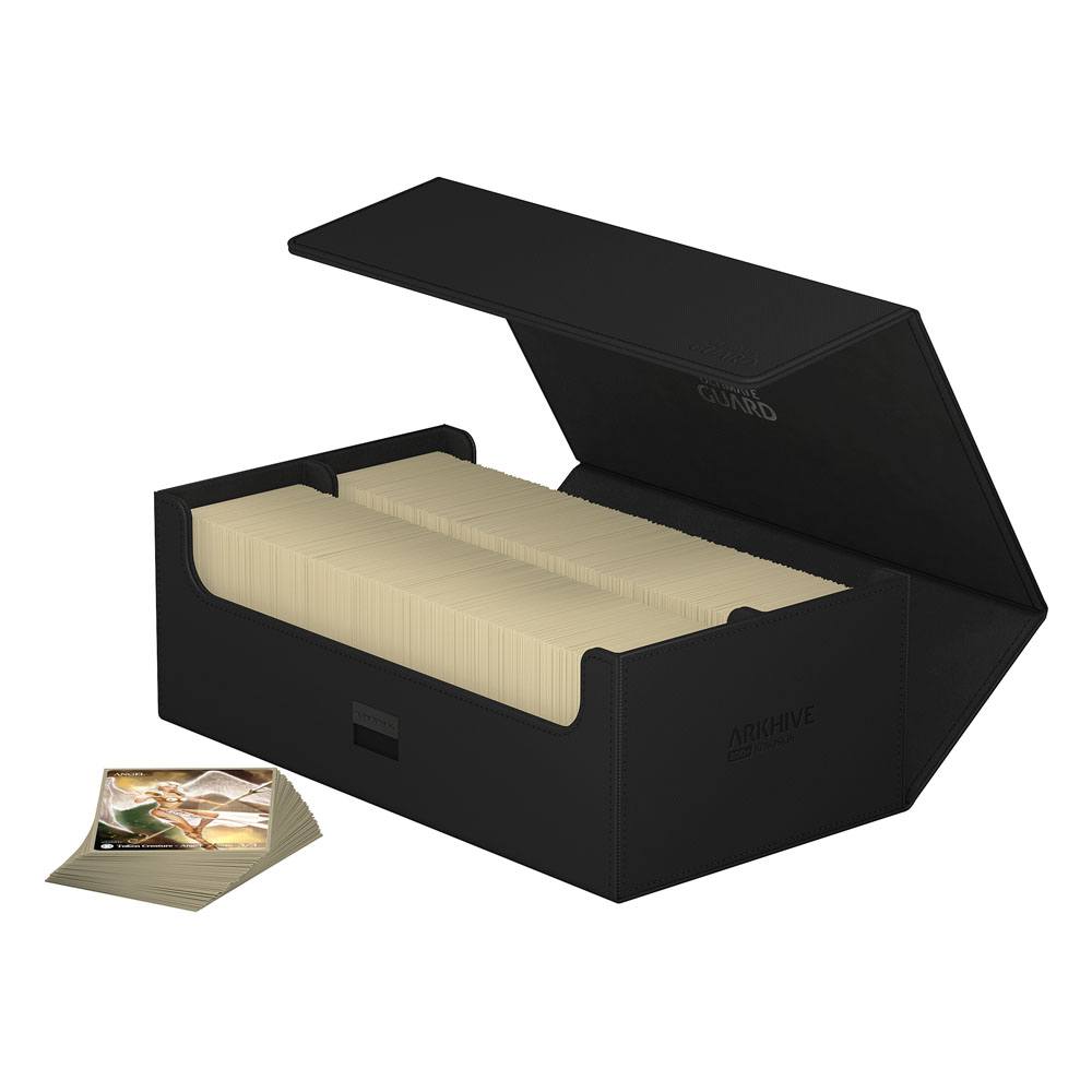 Schwarze Ultimate Guard Arkhive 800+ Box, geöffnet, gefüllt mit Karten, daneben ein Stapel Karten.