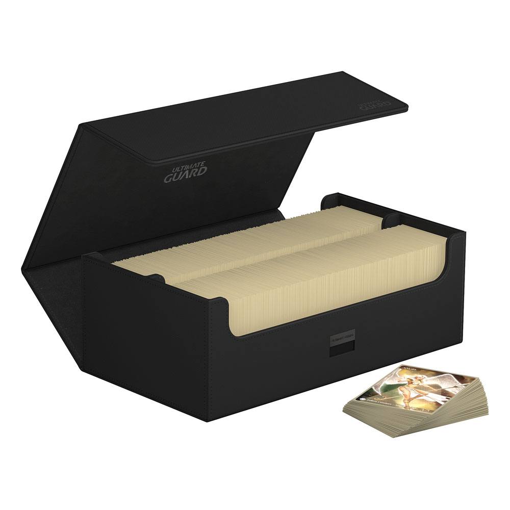Schwarze Ultimate Guard Arkhive 800+ Box, geöffnet, gefüllt mit Karten, daneben ein Kartenstapel.
