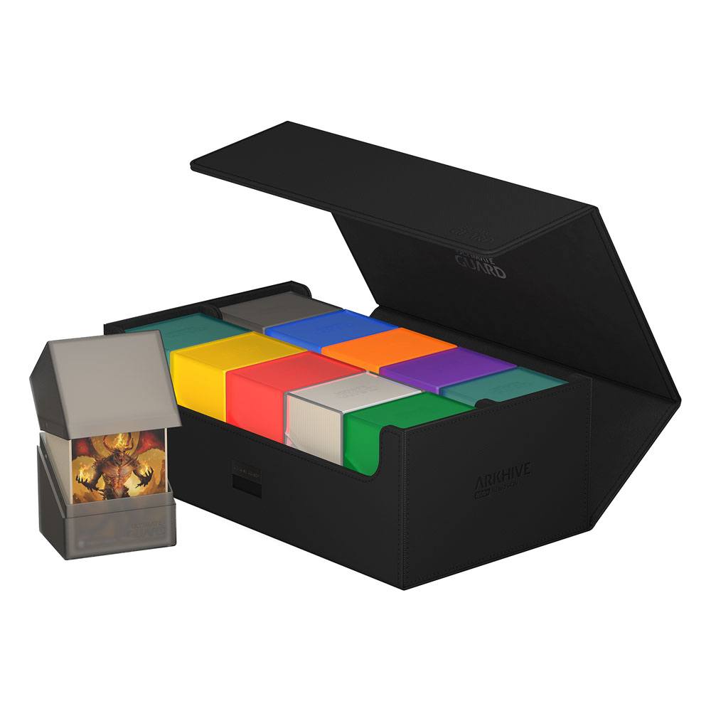 Schwarze Ultimate Guard Arkhive 800+ Box mit bunten Kartenhüllen und einem Kartenstapel daneben.