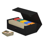 Ultimate Guard Arkhive 800+ XenoSkin Schwarz, geöffnet mit Kartenfächern und Kartenstapel, für 800+ Karten.