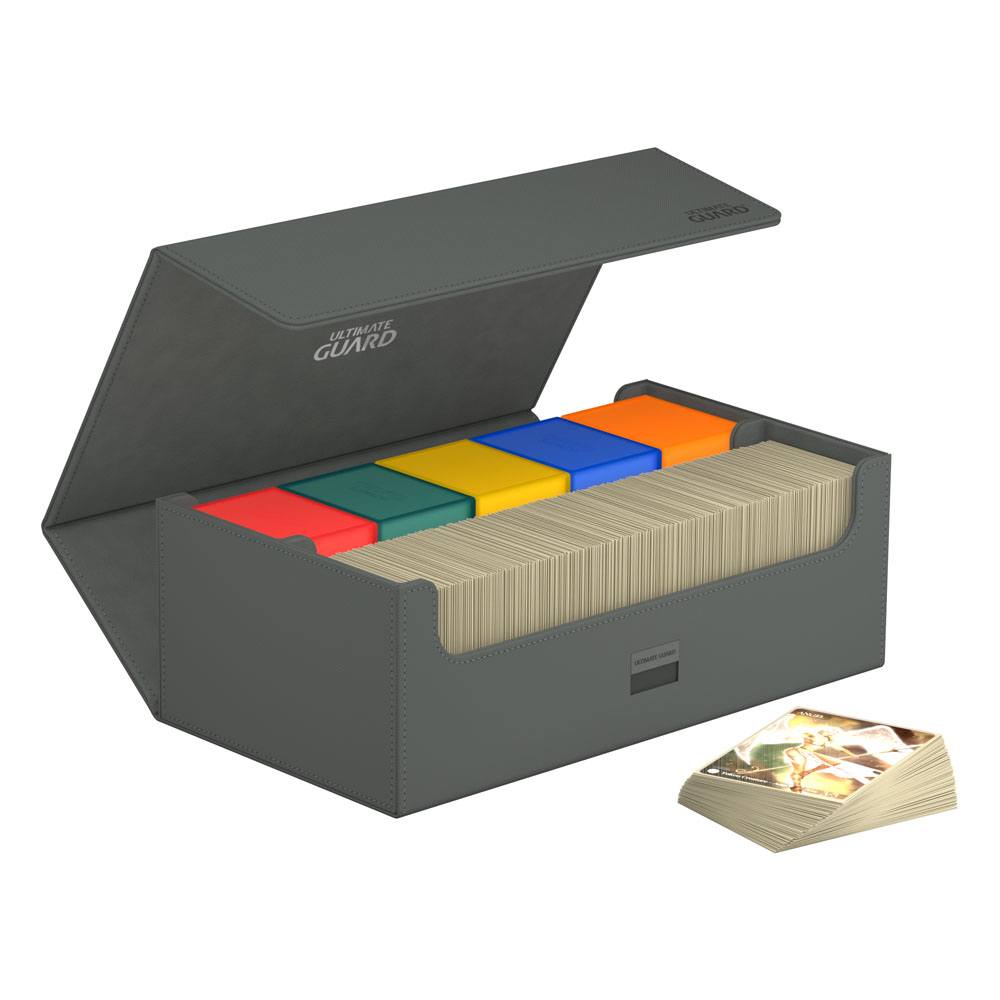 Ultimate Guard Arkhive 800+ XenoSkin Grau, geöffnet, mit Karten und Trennwänden, für über 800 Karten.