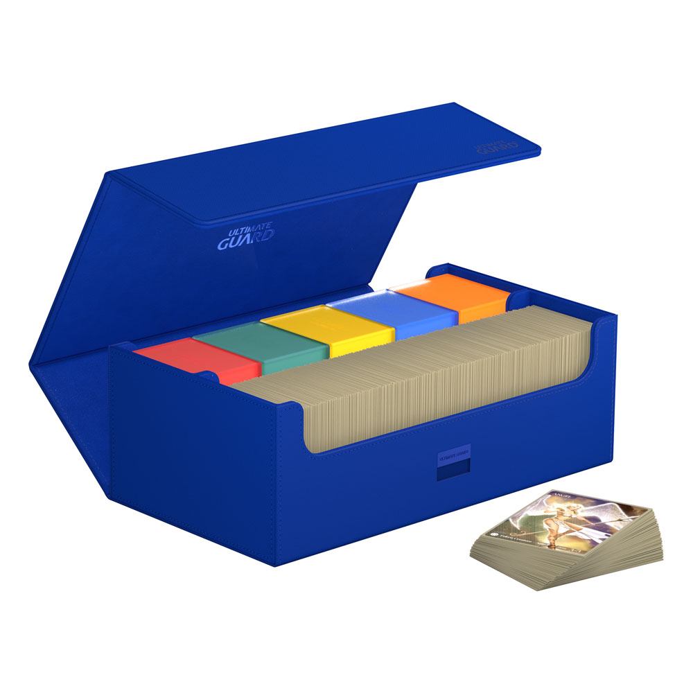 Blaue Ultimate Guard Arkhive 800+ Box, geöffnet mit Karten und Trennwänden, für über 800 Karten geeignet.