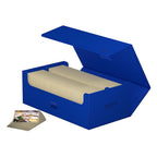 Blaue Ultimate Guard Arkhive 800+ Box, geöffnet, mit Karten gefüllt.