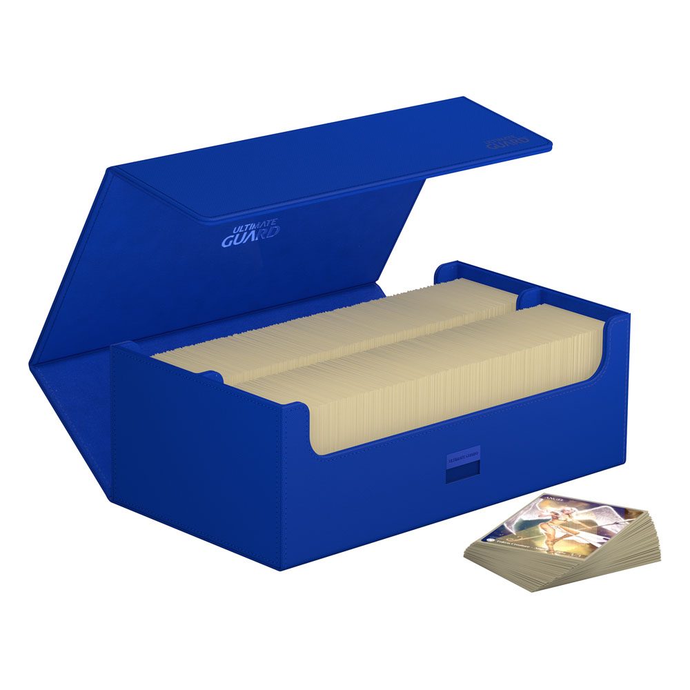 Blaue Ultimate Guard Arkhive 800+ Box, geöffnet, gefüllt mit Karten, daneben ein Kartenstapel.