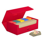 Rote Ultimate Guard Arkhive 800+ XenoSkin Box, offen mit Karten und Trennwänden, daneben Kartenstapel.