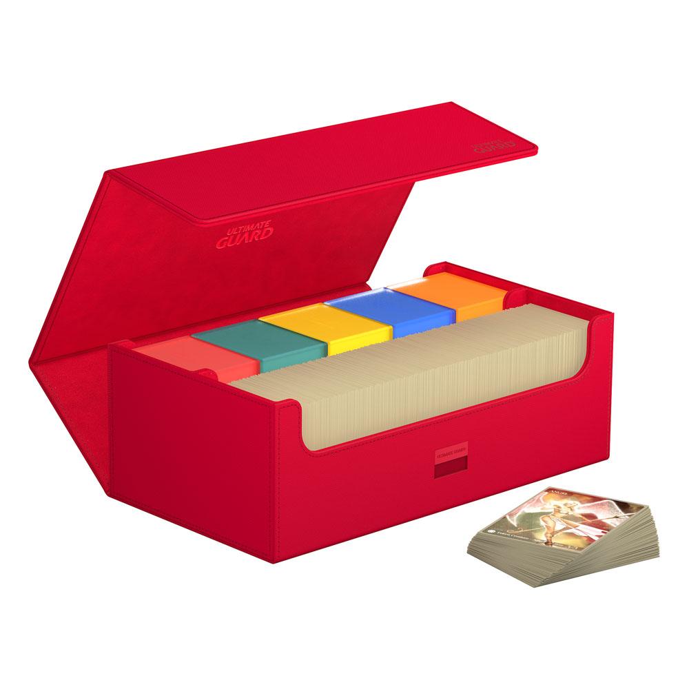 Rote Ultimate Guard Arkhive 800+ XenoSkin Box, offen mit Karten und Trennwänden, daneben Kartenstapel.