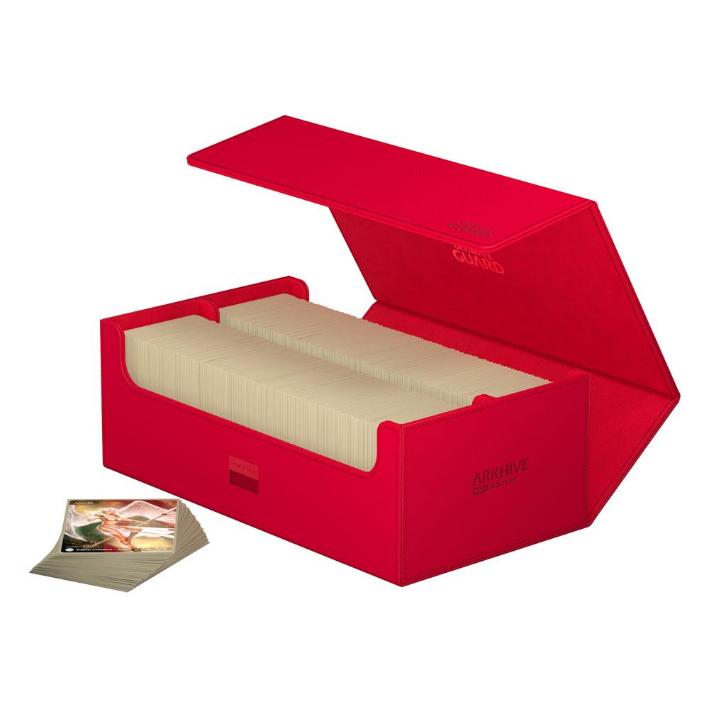 Rote Ultimate Guard Arkhive 800+ Box, geöffnet mit Kartenstapel, bietet Platz für 800+ Karten, ideal für Sammler.