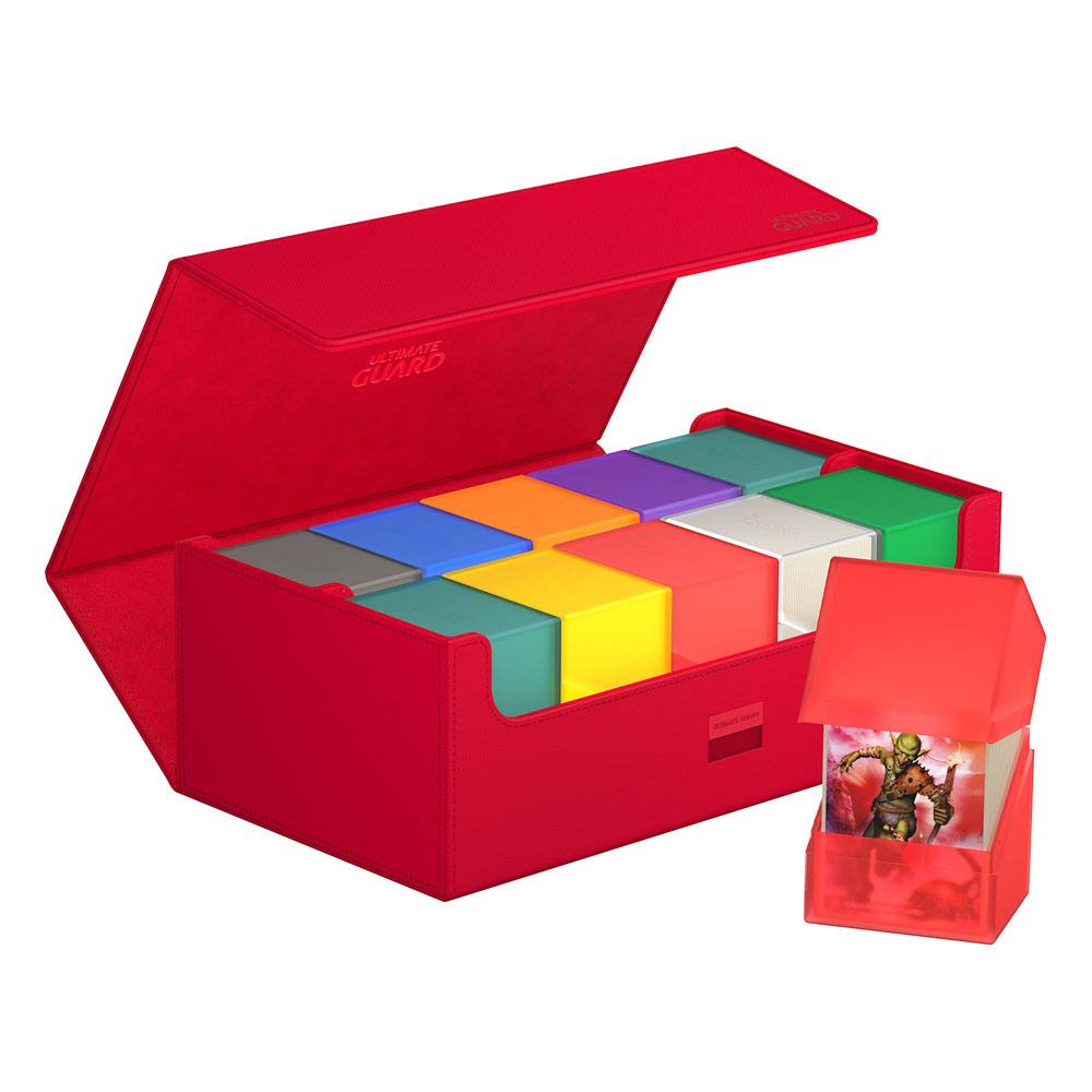 Rote Ultimate Guard Arkhive 800+ Box, offen mit bunten Kartenboxen, daneben eine rote Kartenhülle.