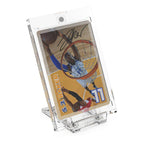 Klarer Plastikständer mit Basketball-Sammelkarte, präsentiert in Ultimate Guard Slider Stand.