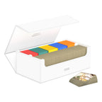 Weiße Ultimate Guard Arkhive 800+ Box, offen mit Karten und bunten Trennern.