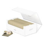 Weiße Ultimate Guard Arkhive 800+ Box, geöffnet, mit Karten gefüllt, daneben ein Stapel Karten.