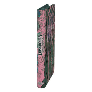 Ultimate Guard Zipfolio 360 Xenoskin "Duskmourn: House of Horror" mit gruseligem Design, stehend, seitliche Ansicht.