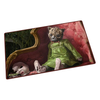 Magic: The Gathering Play-Mat "Duskmourn: House of Horror" mit unheimlicher Puppe auf rotem Sessel, 61x35cm.