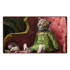Magic: The Gathering Play-Mat mit unheimlicher Puppe auf rotem Sessel, "Duskmourn: House of Horror" Design.