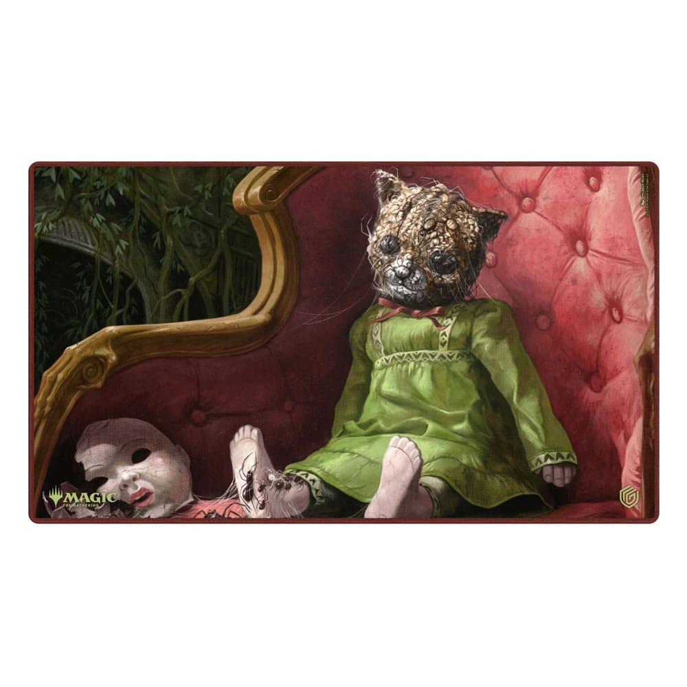 Magic: The Gathering Play-Mat mit unheimlicher Puppe auf rotem Sessel, "Duskmourn: House of Horror" Design.