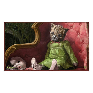 Magic: The Gathering Play-Mat mit unheimlicher Puppe auf rotem Sessel, "Duskmourn: House of Horror" Design.