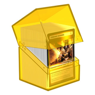 Transparente Ultimate Guard Boulder 100+ Clear Amber Deck-Box mit sichtbaren Karten.