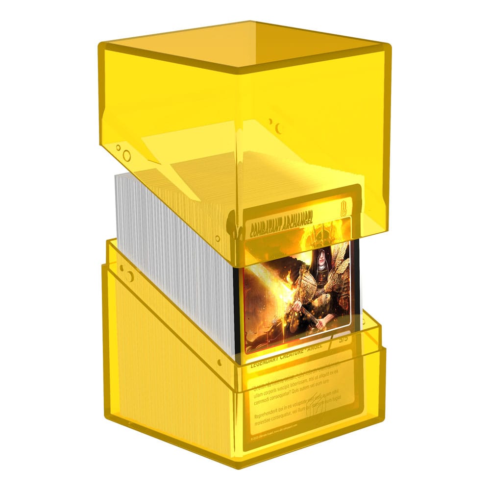 Transparente Ultimate Guard Boulder 100+ Amber Deck-Box mit Kartenstapel sichtbar.