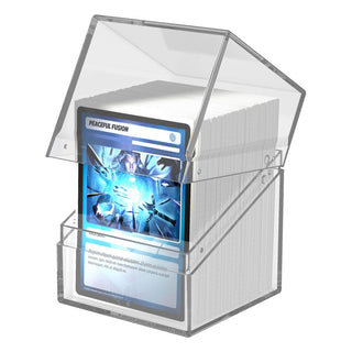 Transparente Ultimate Guard Boulder 100+ Deck-Box mit Karten, geöffnet, zeigt Karteninhalt.