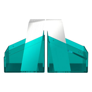 Transparente Ultimate Guard Boulder 100+ Deck-Box in Malachitgrün, geöffnet mit Karten.