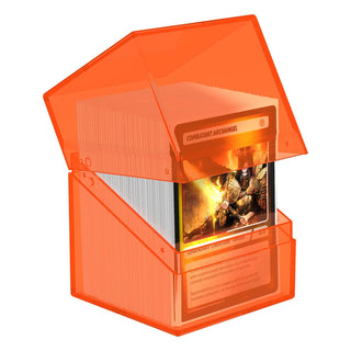 Transparente Ultimate Guard Boulder 100+ Clear Deck-Box in Poppy Topaz mit Karten sichtbar.