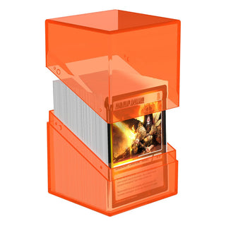 Transparente Kartenbox "Ultimate Guard Boulder 100+ Clear" in Poppy Topaz, zeigt Kartenstapel im Inneren.