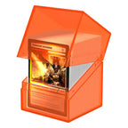Ultimate Guard Boulder 100+ Clear Deck-Box in Poppy Topaz mit Karten sichtbar.