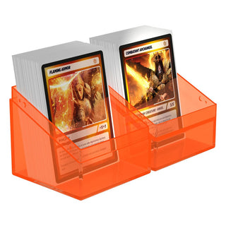 Ultimate Guard Boulder 100+ Clear Deck-Box in Poppy Topaz mit Karten sichtbar.