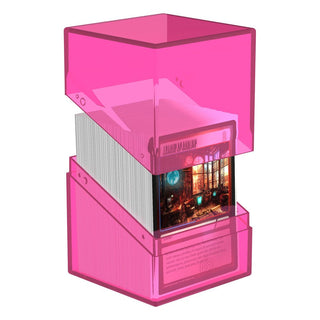 Transparente Ultimate Guard Boulder 100+ Clear Deck-Box in Rhodonit, zeigt Kartenstapel, ideal für Kartensammler.