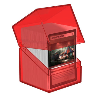 Ultimate Guard Boulder 100+ Clear Ruby Deck-Box, transparent, zeigt Karten im Inneren.