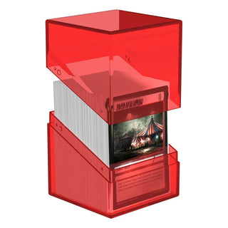 Transparente rote Kartenbox "Ultimate Guard Boulder 100+ Clear" mit sichtbaren Karten im Inneren.
