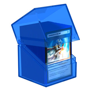 Transparente Ultimate Guard Boulder 100+ Clear Deck-Box in Saphirblau mit sichtbaren Karten.