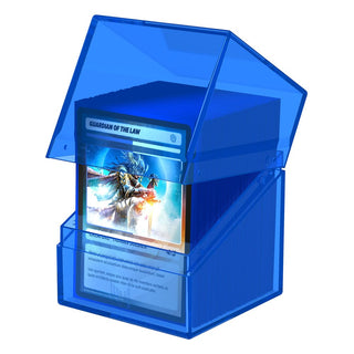 Transparente Ultimate Guard Boulder 100+ Deck-Box in Blau mit sichtbaren Karten.