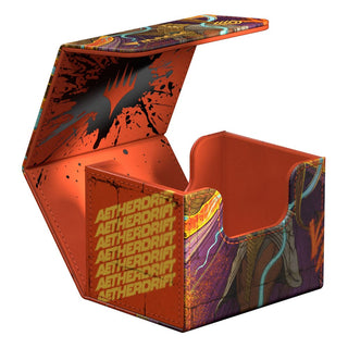 Ultimate Guard Sidewinder 100+ Xenoskin Deck-Box, bunt, geöffnet, Magic: The Gathering "Aetherdrift" Design.