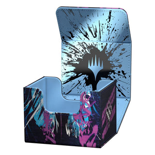 Ultimate Guard Sidewinder 100+ Xenoskin "Aetherdrift" Deck-Box, offen, mit farbigem Magic: The Gathering Design.